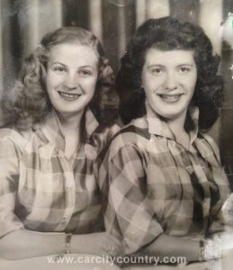 Skeeter Davis (left) and Georgie Davis, the Davis Sisters